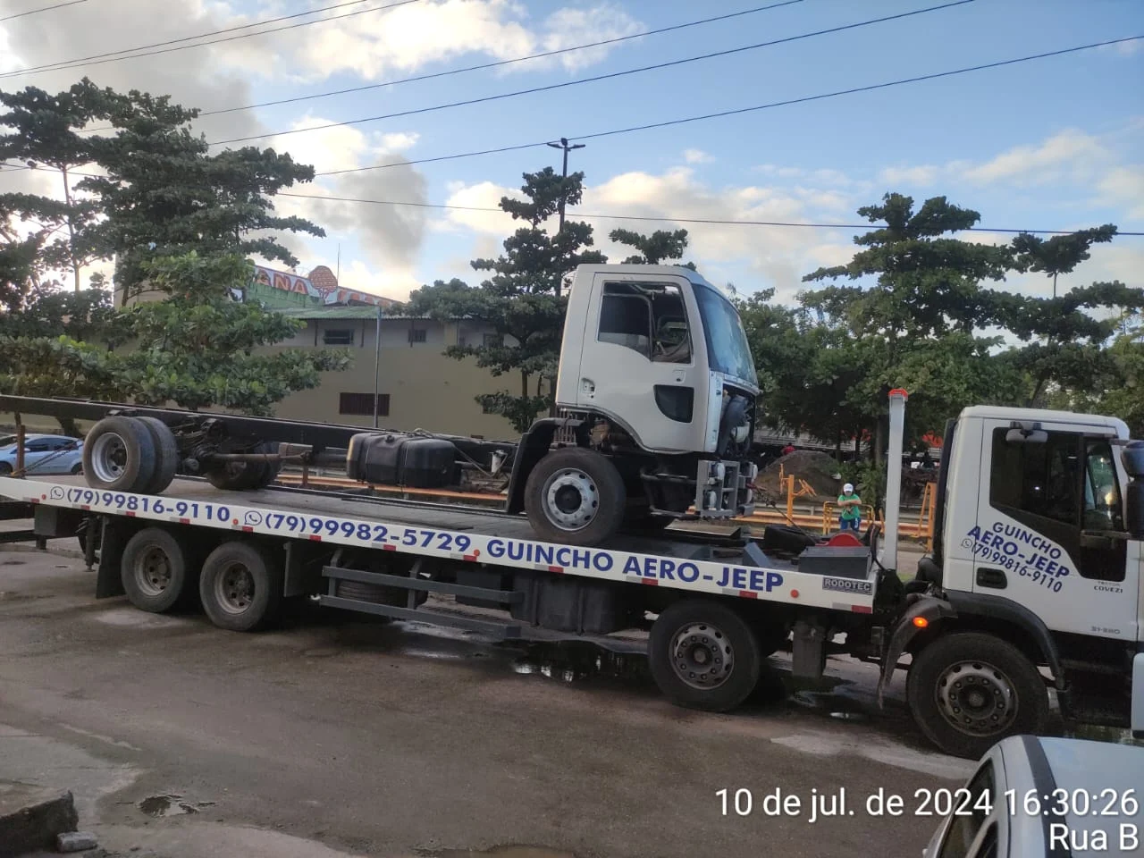 Guincho Aero-Jeep transportando veículo pesado em Aracaju