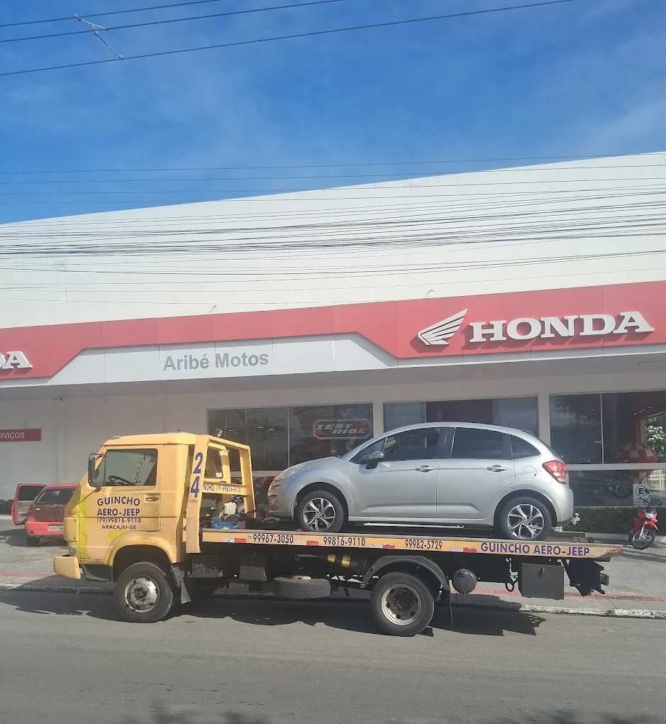 Guincho rebocando carro em Aracaju
