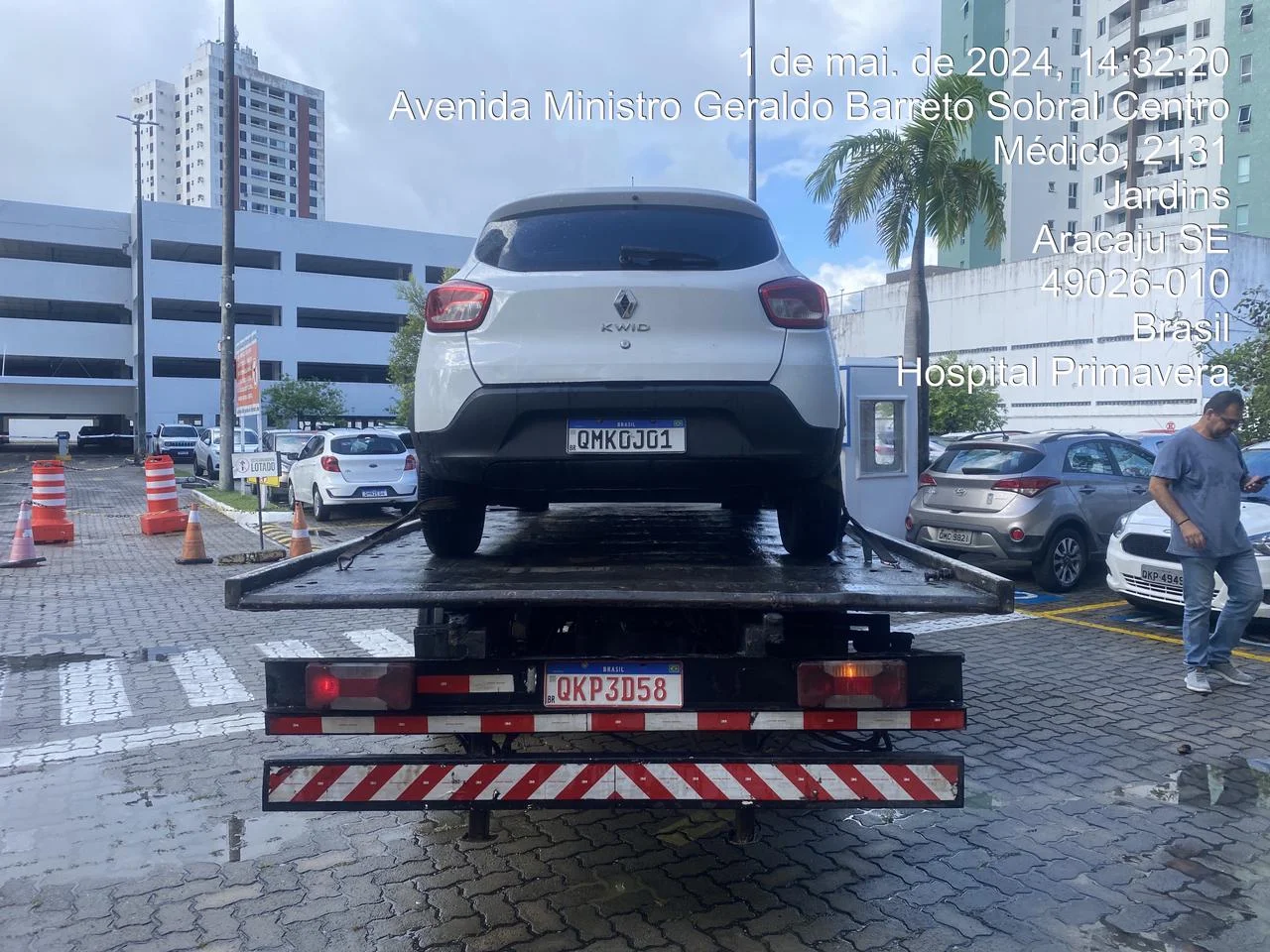 Veículo transportado com segurança sobre a plataforma