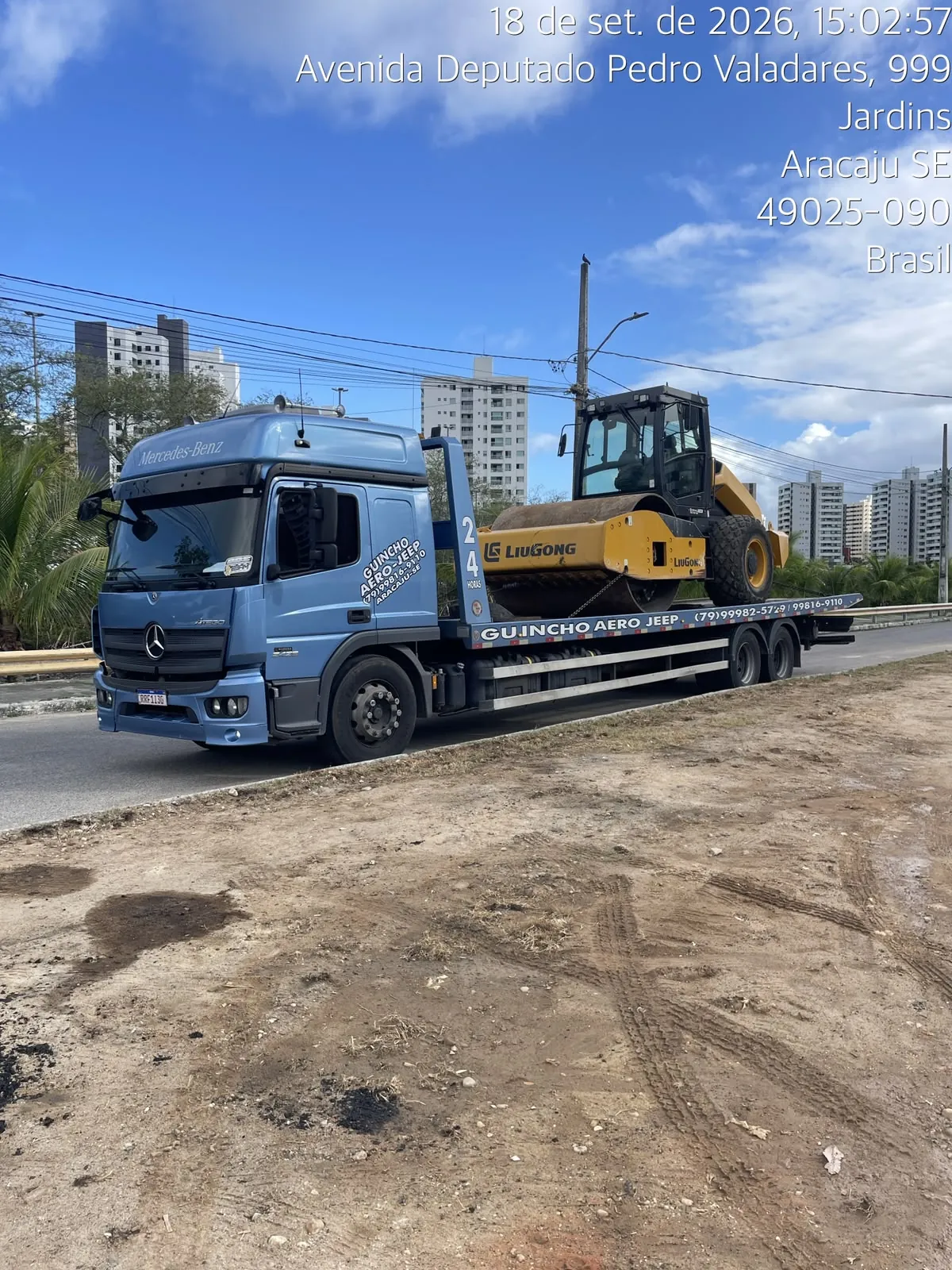 Guincho Aero-Jeep transportando rolo compactador em Aracaju
