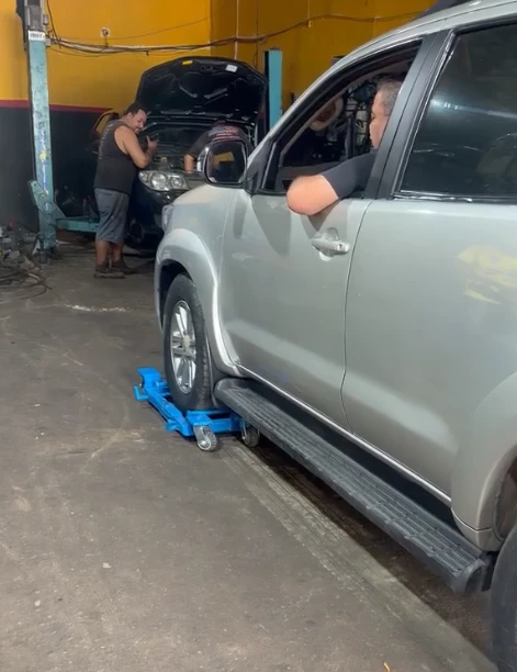 Serviço de patins do Aero-Jeep para movimentar veículos com rodas travadas