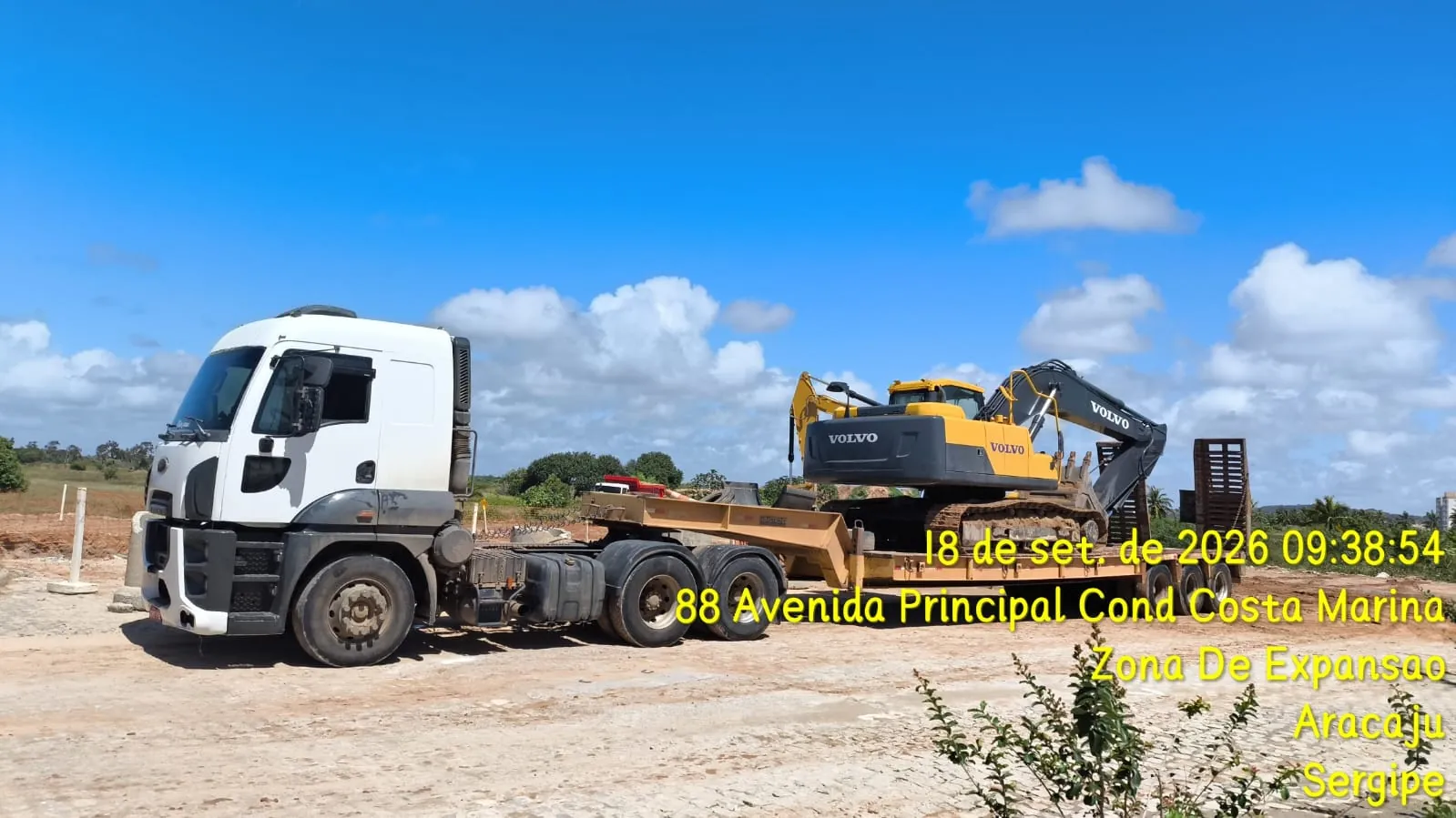Transporte de escavadeira sobre a plataforma do guincho Aero-Jeep