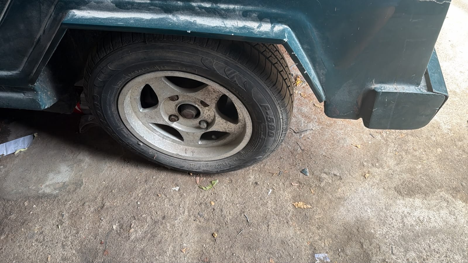 Troca de pneu furado no local pelo guincho Aero-Jeep